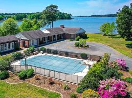 Bayfront Retreat with Game Room and Outdoor Pool!, pet-friendly hotel in Exmore