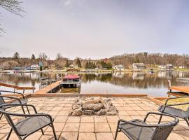 Cozy Castleton Cabin with Fire Pit and Water Access!, hotel en Castleton