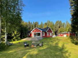 Beautiful house in the nature with private river access, căsuță din Luleå