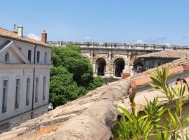 La Dolce Vita Nîmoise Terrasse 100 m des Arènes، فندق بالقرب من Place de l'Horloge، نيم