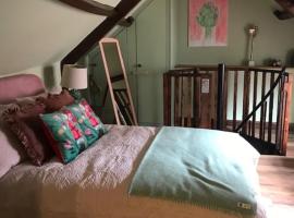 Dunster Luxe Nook, hotel with parking in Dunster