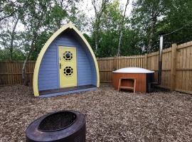 Cosy Forest Pod with Wood Fired Hot Tub & Fire Pit, holiday park in Hambleton