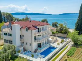 Hotel Riva Kaštela with swimming pool, hotel v destinácii Kaštela