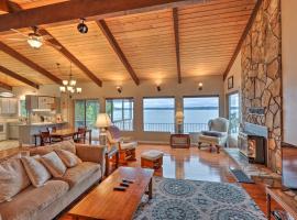 Quiet Beachfront Family Home with Mt Rainier Views!, vila di Shelton