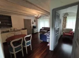 Apartament trzypokojowy na piętrze