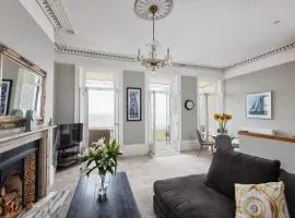 Beach View: Stunning sea view & balcony apartment