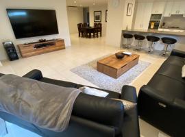 Sun-lovers Beach House - Walk to beach/shops!，羅斯巴德的飯店