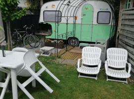 Gite Atypique Caravane Vintage et piscine ouverte du 15 Mai au 30 Septembre, Campingplatz in Godinne