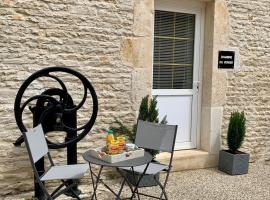 Chambre du verger, hotel with parking in Francheville