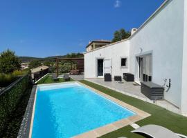 Villa avec piscine, hotell i Cuers