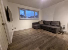 Modern 2 bed apartment & free parking, hotel i Canterbury