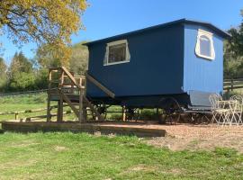 Original Roadsmans Wagon with breathtaking views, hotel di Longhope