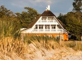 Strandhaus Claassen 01, hotel in Ahrenshoop