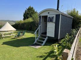Home Farm Shepherds Hut with Firepit and Wood Burning Stove, hotell sihtkohas High Wycombe