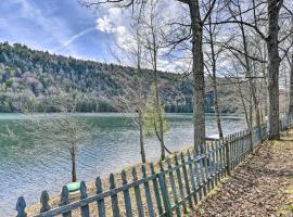 Lakefront Retreat with Large Yard and Boat Dock!, hotel con parking en Hardwick