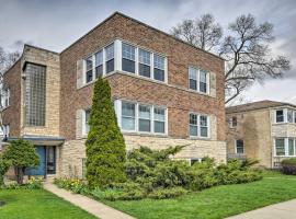Stylish, Bright Garden-Level Apt with Fireplace, vacation rental in Chicago