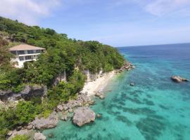 Luxury 3 Bed, 2 Bath Apartment with Stunning Panoramic Sea View, Private Beach อพาร์ตเมนต์ในPinamihagan