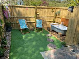 Cosy dog friendly lodge with an outdoor bath on the Isle of Wight、Whitwellのホテル