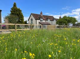 Charming modernized country cottage Near Mere, Wiltshire、Mereのホテル