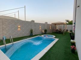 ALZumorod Luxury Villa، بيت عطلات شاطئي في Ma‘ābīlah