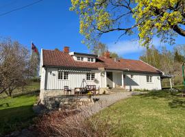 Koselig hus på gård med 6 soverom, hotel in Gran