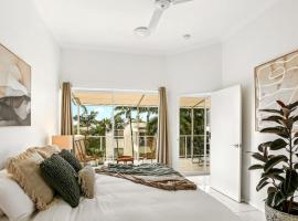 The Flirty Flamingo - Two bedroom seaside Condo, condo in Trinity Beach