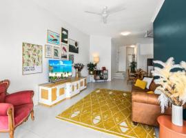 The Flirty Flamingo - Two bedroom seaside Condo, hotell sihtkohas Trinity Beach