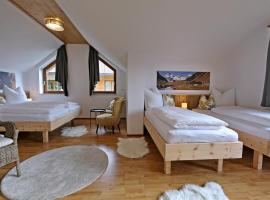 Neu eingerichtetes Ferienhaus mit Bergblick und großer Sonnenterrasse, hotel v destinaci Zellberg