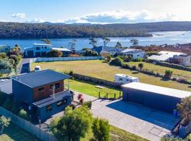 Top Of The Bay-Modern Home With Spectacular Views, vakantiehuis in St Helens