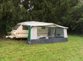 Inviting 2-Bed Cabin in DOMFRONT EN POIRAIE, casa per le vacanze a Perrou