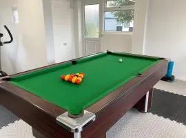 18 Cheerful 2 bed bungalow, hot tub, gym, pool table