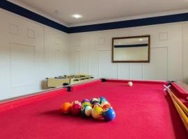 Alton Villa, Sleeps 10, Great for Families, Undercover Hotub & Games Room，Newmilns的度假屋