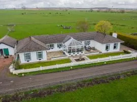 Alton Villa, Sleeps 12, Great for Families, Undercover Hotub & Games Room