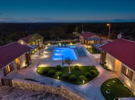 New! Promina luxury villa with 72sqm Heated Pool, Jacuzzi, Infrared Sauna, Tennis court, Media room, hotel in Bogatić