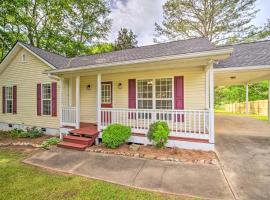 Cartersville Family Home with Spacious Backyard, hotell i Cartersville
