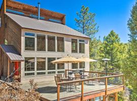 Spacious Home with Hot Tub, Sunroom and Views!, hotel di Angel Fire