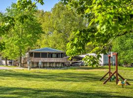 Cozy Hardin Retreat with Lake Kentucky View!, atostogų būstas mieste Aurora