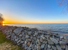 Peace and Premier Fishing on Bay of Green Bay!, holiday home in Oconto