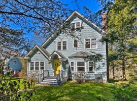 Charming Retreat with Fire Pit and Spacious Yard!, hotel 