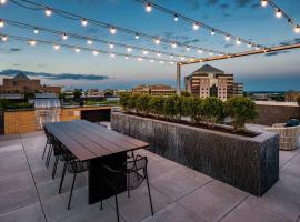 Gorgeous 1 Bedroom At Clarendon With Gym and Rooftop, hotel in Arlington