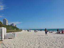 Few steps to Ocean-4 Beach Cruisers & Free parking & Private backyard, cabaña o casa de campo en Jacksonville Beach