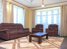 SERENE 4 BEDROOMED HOME IDEAL FOR FAMILY HOLIDAY，蒙巴薩的小屋