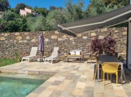 Rez de villa avec piscine, wifi, jardin clôturé, hotel u gradu Penta-di-Casinca
