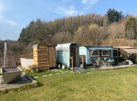 Belan Bluebell Woods Shepherds Hut、スランイドロイスの駐車場付きホテル