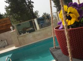 Schöne Unterkunft im Grünen mit privater Pool und Meeresblick, lodging in Kuşadası