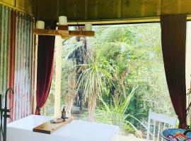 The kauri Tree Pod - Off Grid Experience, hotel en Levin