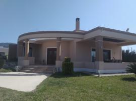Kos Villa - Family Comfort with large Garden, Jacuzzi, hotel i Kos By