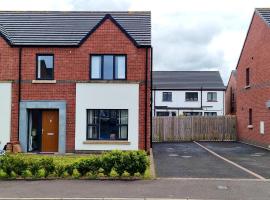 Modern 3 bedroom semi detached home, hotel in Limavady