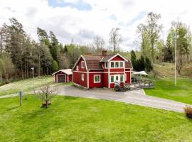 Holiday house with fantastic location and 300 m to its own lake shore, βίλα σε Rydaholm