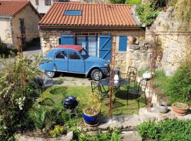 Petit gite du Bistrot d ici, hotel with parking in Saint-Saturnin